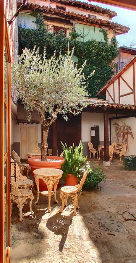 el patio de casa de la sal desde recepcion