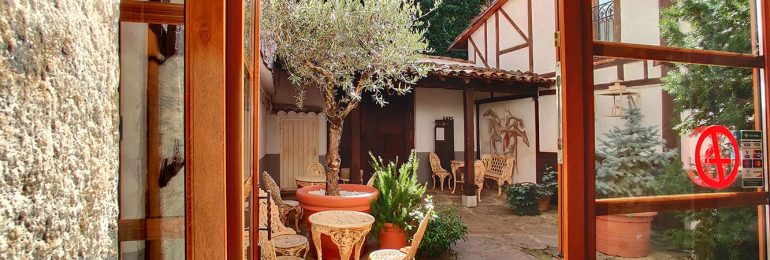 el patio de casa de la sal desde recepcion