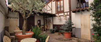 patio de casa de la sal al atardecer