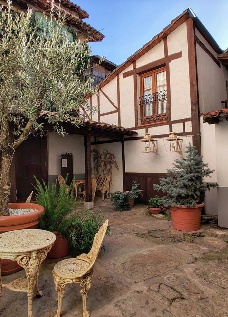 patio de casa de la sal al atardecer